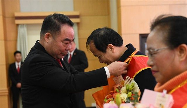 薪火相传 接续奋斗——玉林市中级人民法院举行荣退迎新干部大会