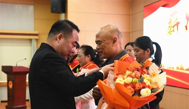 薪火相传 接续奋斗——玉林市中级人民法院举行荣退迎新干部大会