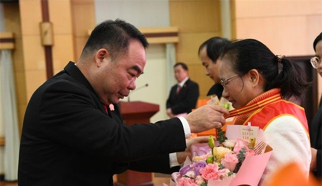 薪火相传 接续奋斗——玉林市中级人民法院举行荣退迎新干部大会