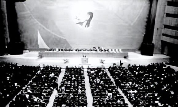 新中国第一部宪法，为何在建国五年后才问世？斯大林也提供了提议