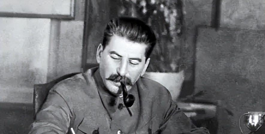 新中国第一部宪法，为何在建国五年后才问世？斯大林也提供了提议