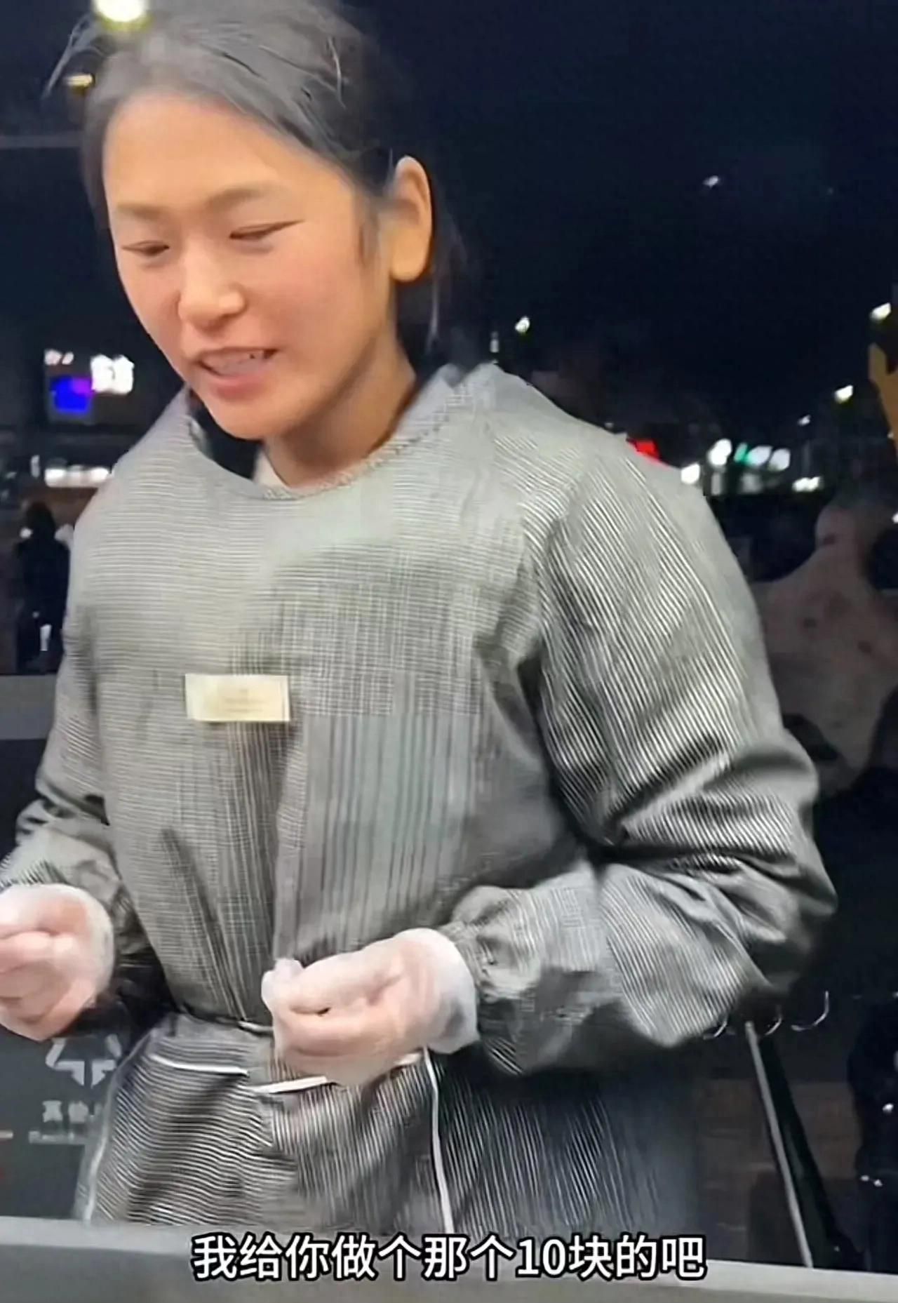 **暧心之举:路边摊的意外善意** - 宋马