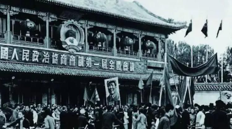 新中国第一部宪法，为何在建国五年后才问世？斯大林也提供了提议