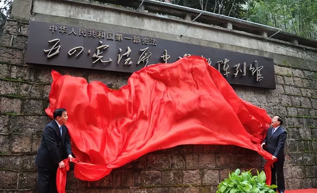 新中国第一部宪法，为何在建国五年后才问世？斯大林也提供了提议