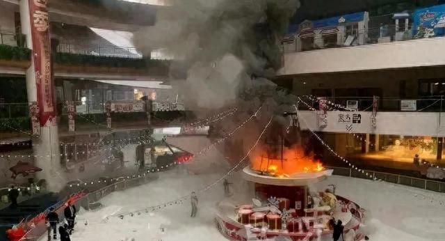 **”成都10米圣诞树火情应急：安全速撤，火速救援”** - 宋马