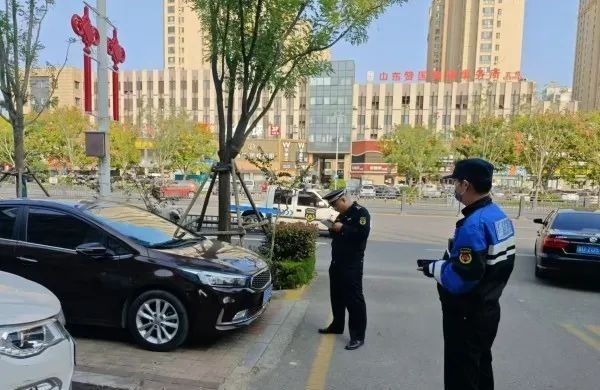 滕州城管开展车辆违停专项整治！100余辆车收到违法停车告知单！