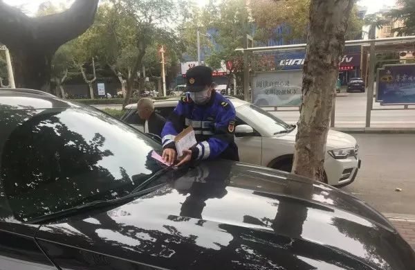 滕州城管开展车辆违停专项整治！100余辆车收到违法停车告知单！