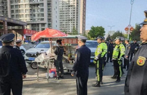 滕州城管开展车辆违停专项整治！100余辆车收到违法停车告知单！ - 宋马