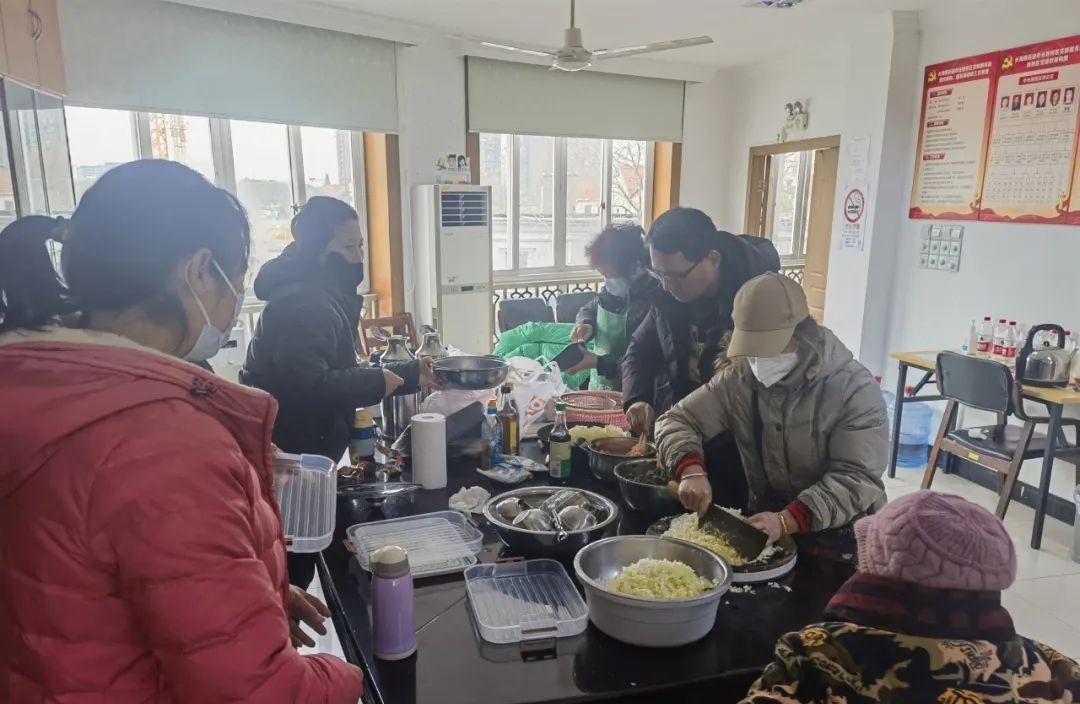 做书箱、包饺子......他们让社区洋溢爱的暖流