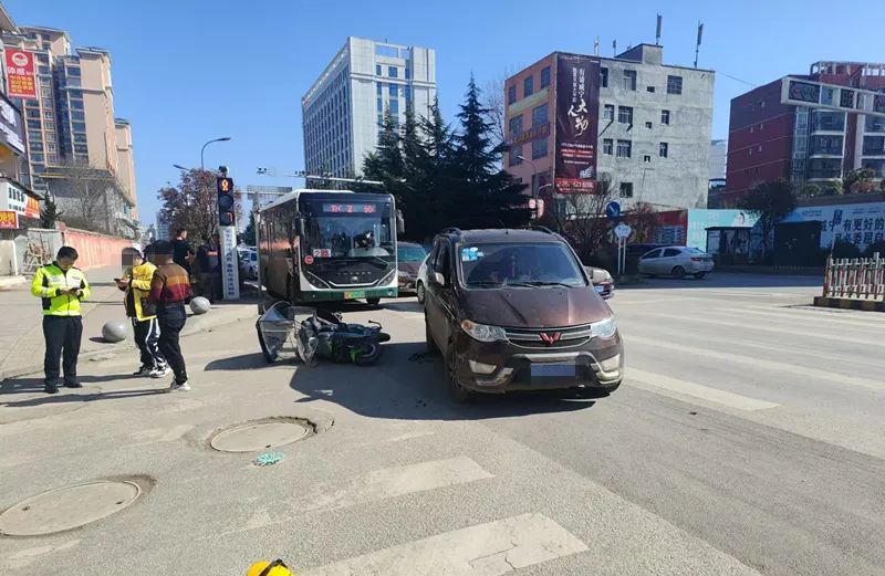 路口未按导向行驶 两车碰撞酿事故 | 平安春运 交警同行