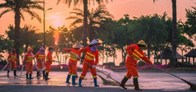 坚持8小时工作制，切实维护劳动者的合法权益是政府的应尽职责。 - 宋马