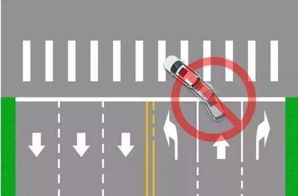 路口未按导向行驶 两车碰撞酿事故 | 平安春运 交警同行