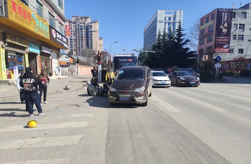 路口未按导向行驶 两车碰撞酿事故 | 平安春运 交警同行