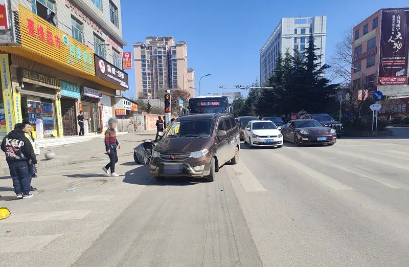路口未按导向行驶 两车碰撞酿事故 | 平安春运 交警同行