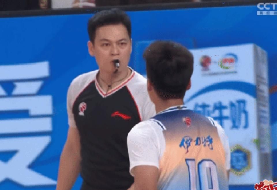 暴脾气!上海球迷批赵睿被驱逐纯不想打,黑睿爆粗:上海佬 不想打**