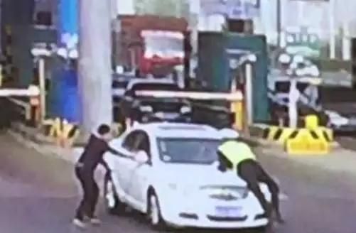 暴力袭警？！我们绝不原谅！请跟《刑法修正案（九）》做个交代！