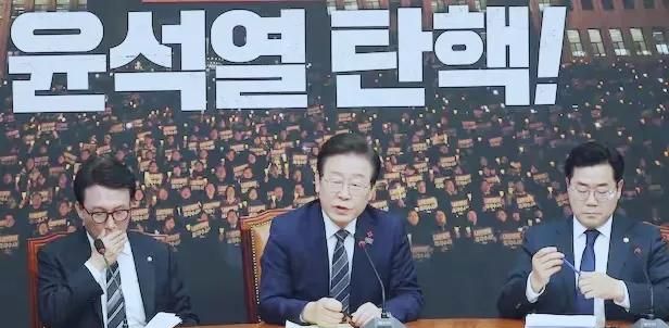 尹锡悦终于道歉了，韩国或有两种走向：修改宪法、转向总理制