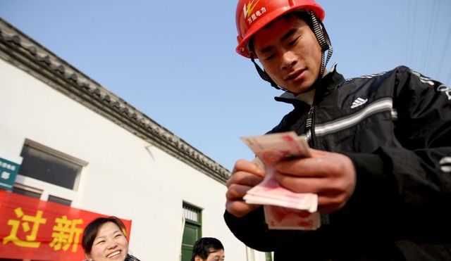 农民工被拖欠工资，怎么办？多种途径投诉用人单位发工资！