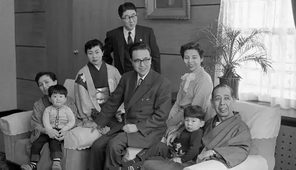 日本《和平宪法》9：继承了岸信介政治遗传基因的安倍晋三，秉承外公遗志，全力推动日本修改《和平宪法》