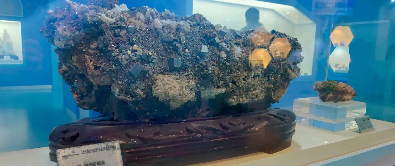 江西应用技术职业学院，地质博物馆岩石照片
