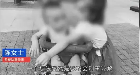 大快人心：重庆姐弟被生父亲手扔下楼坠亡案一审宣判！