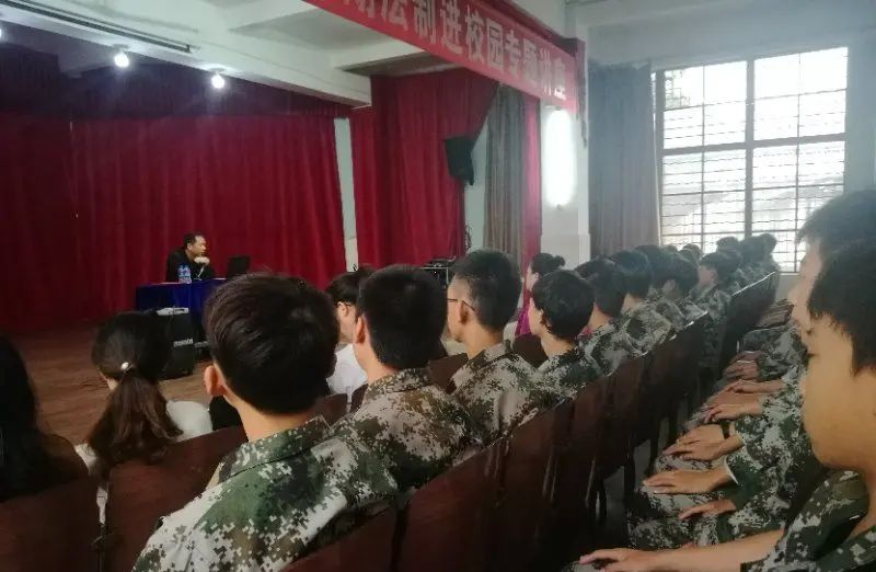 法制相伴，快乐成长——丑小鸭中学法制副校长唐永林“法制进校园”专题讲座