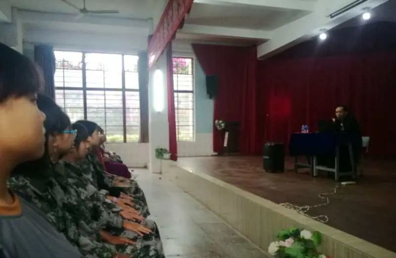 法制相伴，快乐成长——丑小鸭中学法制副校长唐永林“法制进校园”专题讲座