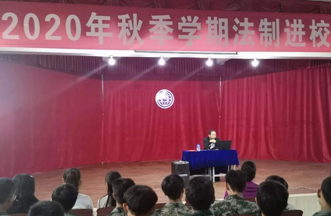 法制相伴，快乐成长——丑小鸭中学法制副校长唐永林“法制进校园”专题讲座