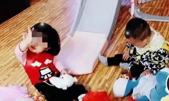 大快人心：重庆姐弟被生父亲手扔下楼坠亡案一审宣判！