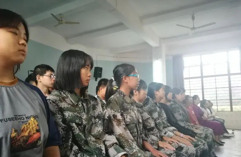 法制相伴，快乐成长——丑小鸭中学法制副校长唐永林“法制进校园”专题讲座