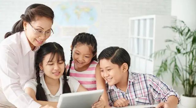 学生不写作业，老师一直罚站孩子，孩子直接厌学。谁对谁错？