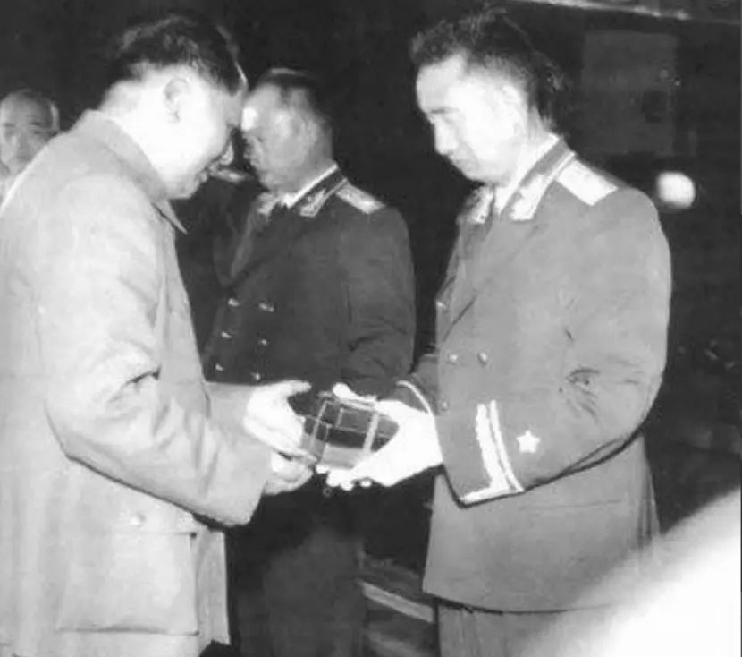 1990年徐向前逝世，徐小岩向中央提三条要求，中央：不能全部同意