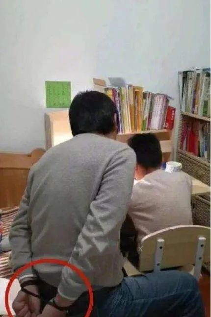年轻妈妈陪孩子写作业被气哭，网友：辅导过孩子写作业的都懂