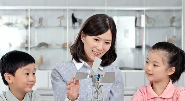 学生不写作业，老师一直罚站孩子，孩子直接厌学。谁对谁错？
