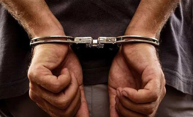 骑电瓶车未戴头盔被行政拘留？复议机关认定处罚程序违法