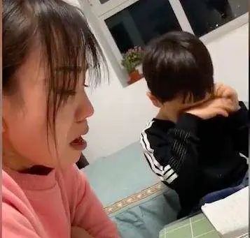 年轻妈妈陪孩子写作业被气哭，网友：辅导过孩子写作业的都懂 - 宋马