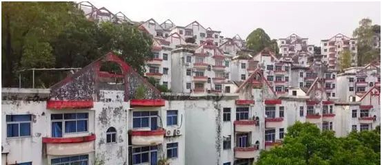 地产巨头连爆雷，楼盘烂尾业主维权苦