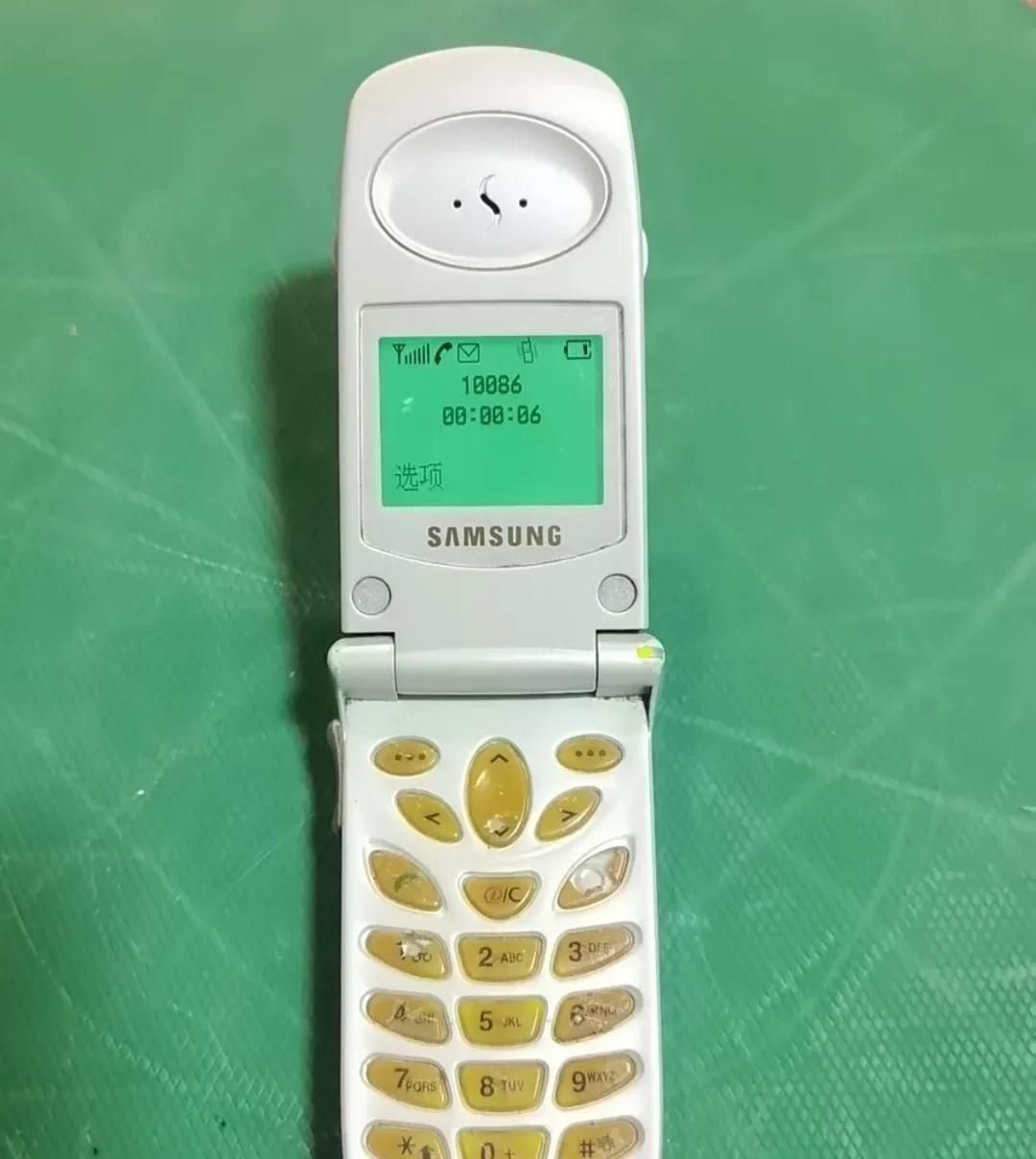 三星SGH-A288：双屏时代的开创者与千禧年移动通讯的里程碑！