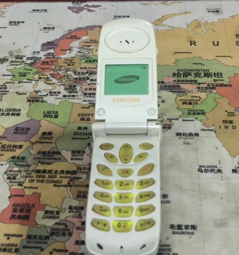 三星SGH-A288：双屏时代的开创者与千禧年移动通讯的里程碑！