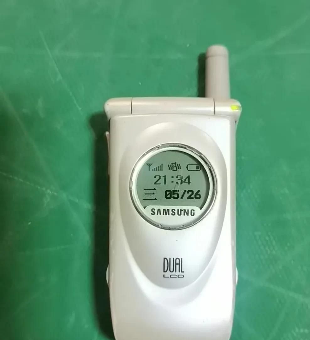 三星SGH-A288：双屏时代的开创者与千禧年移动通讯的里程碑！