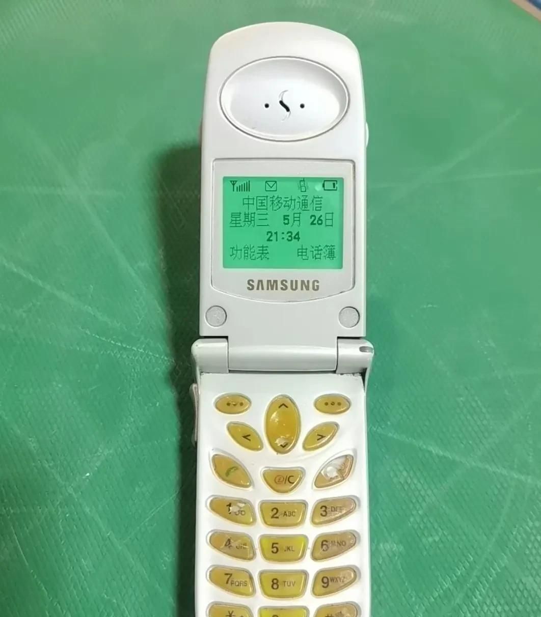 三星SGH-A288：双屏时代的开创者与千禧年移动通讯的里程碑！