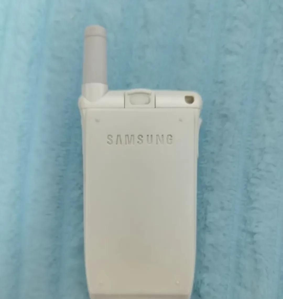 三星SGH-A288：双屏时代的开创者与千禧年移动通讯的里程碑！