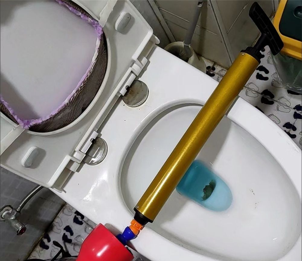 马桶堵了不要重金找人通，有这5个小妙招，自己在家就能解决