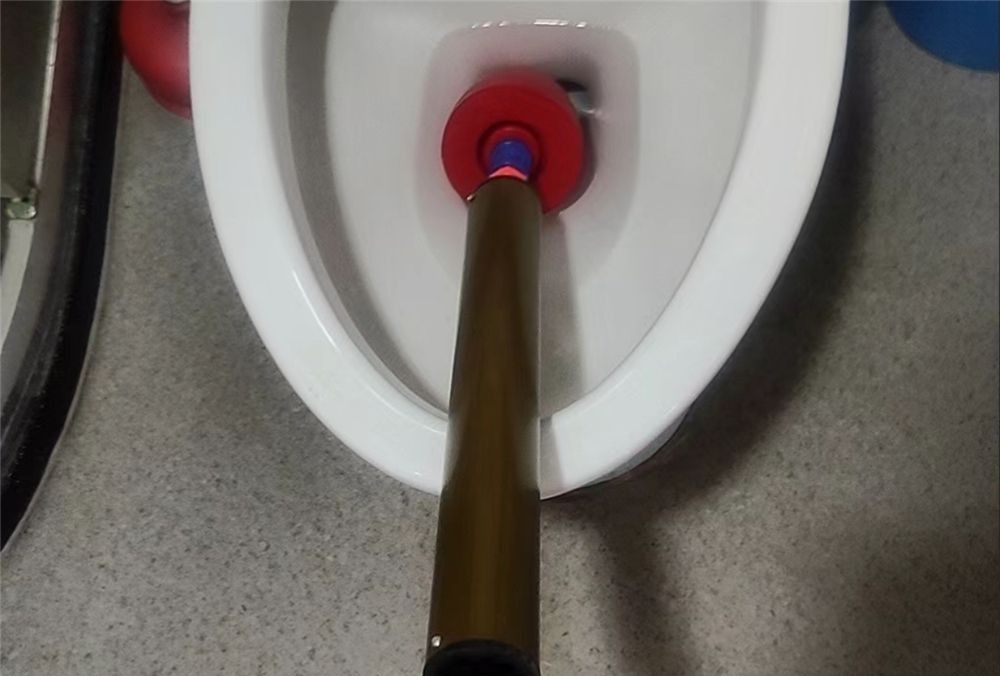 马桶堵了不要重金找人通，有这5个小妙招，自己在家就能解决