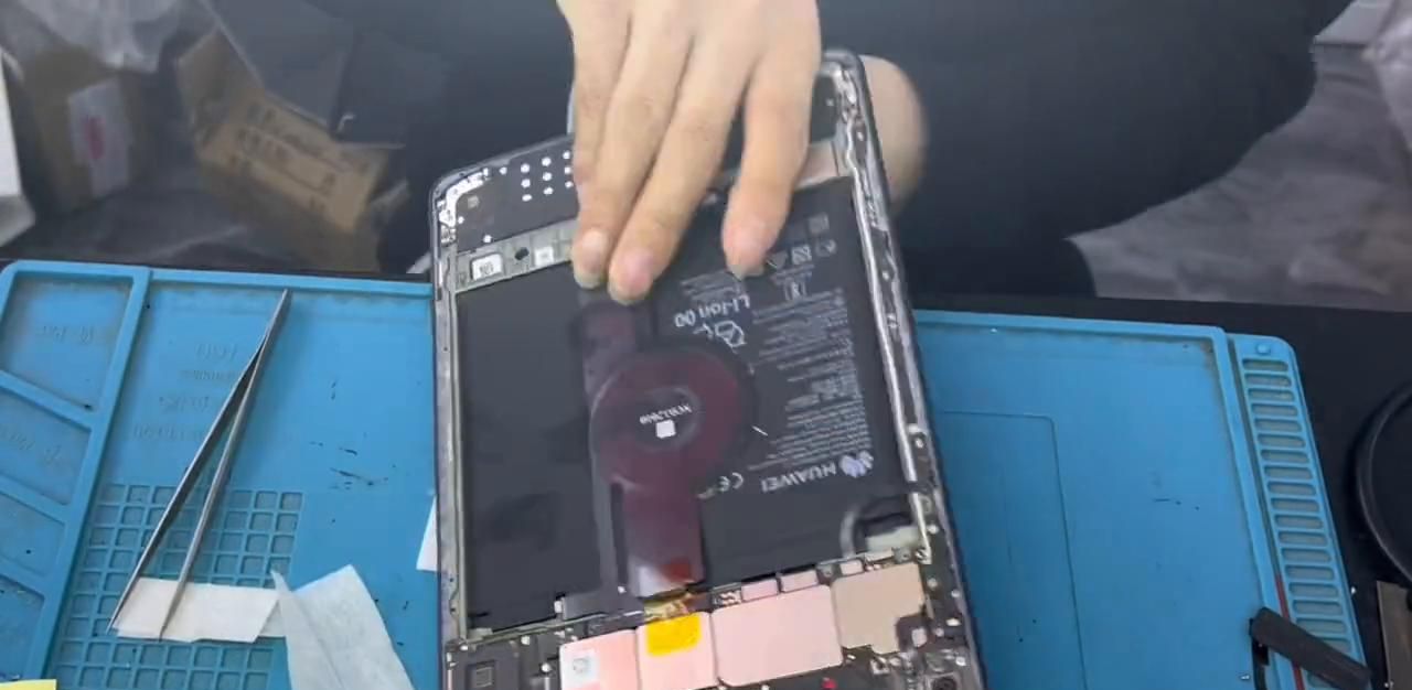 手机维修：华为平板不显示，折腾半天