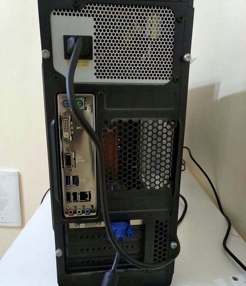 电脑一半黑屏一半正常运行怎么处理？一半黑屏一半正常的解决方法