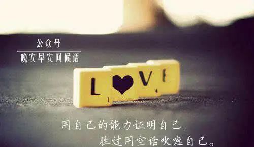 带手提电脑的保姆