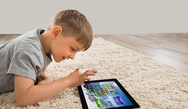 儿子偷偷在平板上玩游戏！