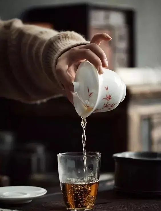 用盖碗泡茶，盖子是掀开还是盖上？