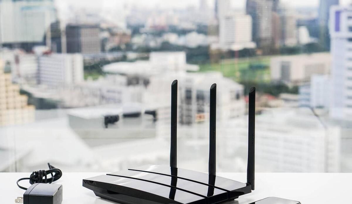 两个路由器如何实现一样WIFI名称的无缝切换？